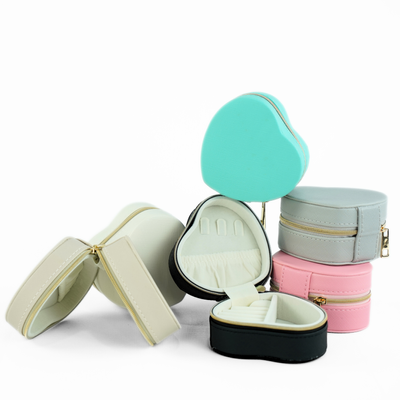 Personalizowana szkatułka na biżuterię w kształcie serca - szara