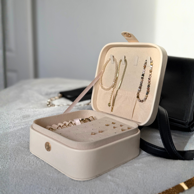 Personalizowana szkatułka na biżuterię Solier ciemny beż