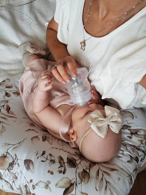 Fütterungskissen - weiß mit rosa Blumen